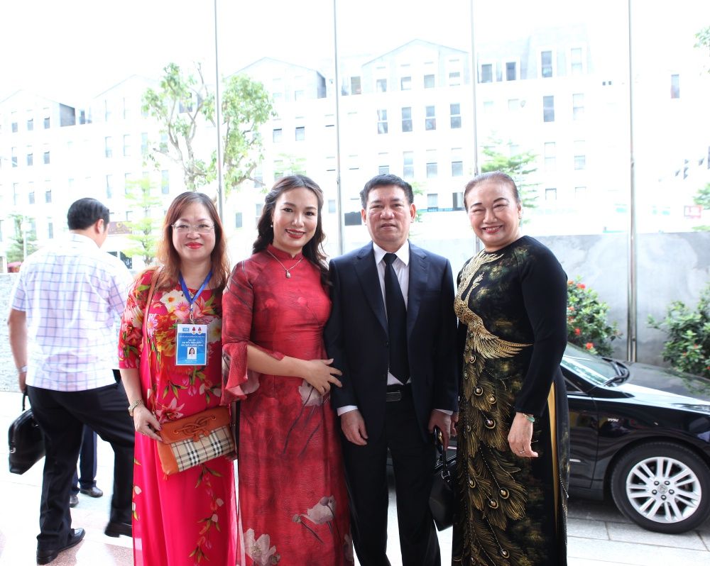 Ông Hồ Đức Phớc-Tổng kiểm toán nhà nước và Bà Nguyễn Thị Cúc- Chủ tịch Hội tư vấn thuế Việt Nam chúc mừng thành tích MISA