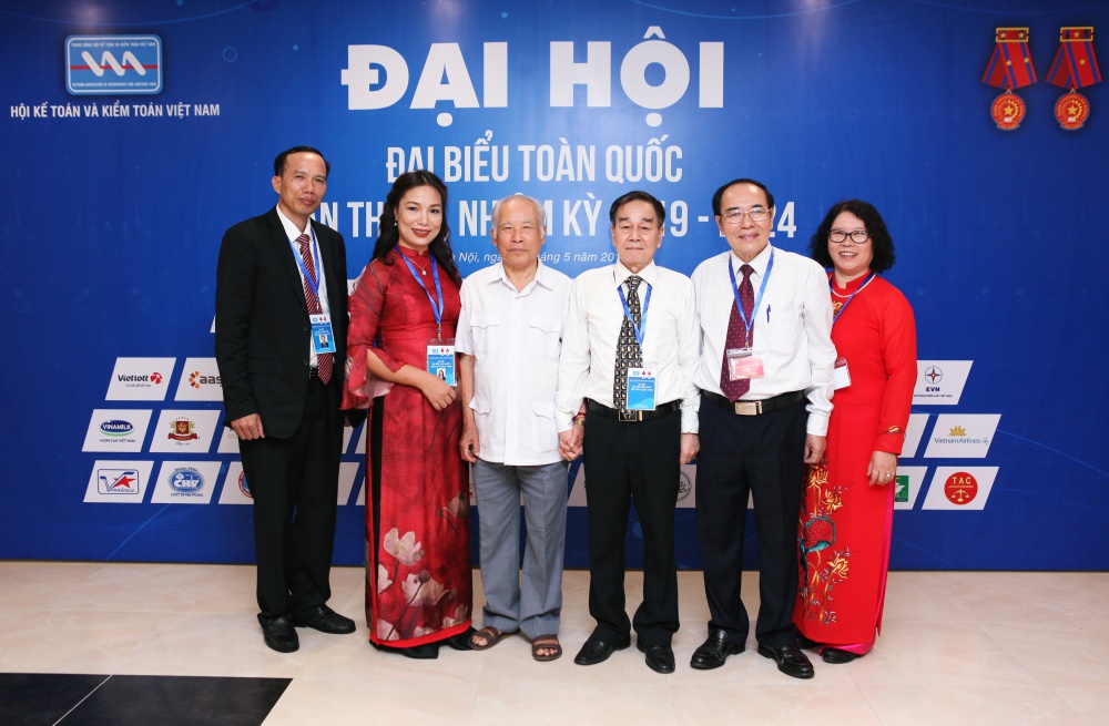 TGĐ Đinh Thị Thúy chụp ảnh lưu niệm cùng với ông Hồ Tế nguyên Bộ trưởng Tài chính Việt Nam