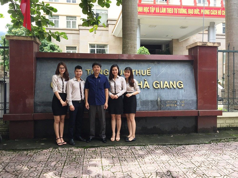 hó Cục trưởng phụ trách Cục thuế tỉnh Hà Giang chụp ảnh kỷ niệm cùng Đoàn MISA sau hội nghị