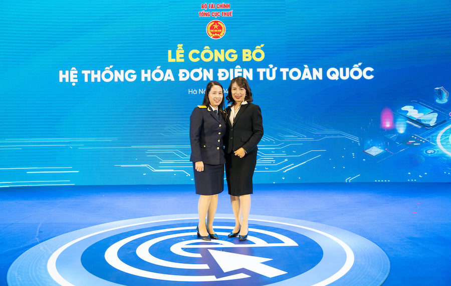 Bà Nguyễn Thị Lan Anh, Vụ trưởng Vụ Quản lý thuế doanh nghiệp nhỏ và vừa, hộ kinh doanh, cá nhân của Tổng cục Thuế (bên trái) và bà Đinh Thị Thúy, Tổng giám đốc Công ty Cổ phần MISA tại sự kiện