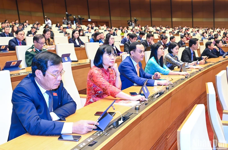 Các đại biểu Quốc hội biểu quyết thông qua Nghị quyết Kỳ họp thứ 6, Quốc hội khóa XV